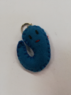 Přívěšek z plsti - červík modrý 7 x 5 cm