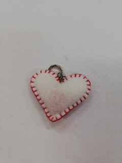 Přívěšek z plsti - srdíčko bílé s červeným okrajem 4,5 x 3,5 cm