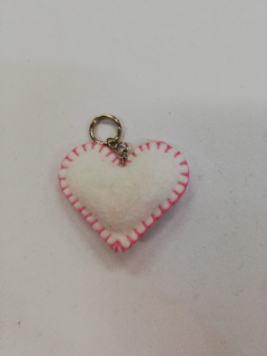 Přívěšek z plsti - srdíčko bílé s růžovým okrajem 4,5 x 3,5 cm