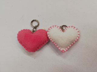 Přívěšek z plsti - srdíčko růžové s bílým 4,5 x 3,5 cm