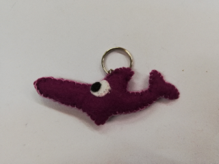 Přívěšek z plsti - žralok fialový 10 x 4 cm