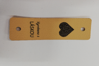 Štítek  Vyrobeno s láskou  8x2,5cm, umělá kůže - horčicová