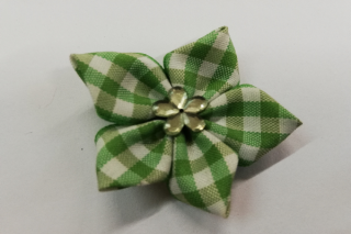 Textilní dekorace kytička zelená kostička se zelenkavým středem - 4,5cm