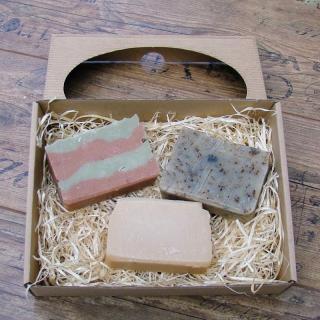Dárkové balení - mýdlo s růžovým a zeleným jílem, levandulové a medové mýdlo s hedvábím - bez obalu
