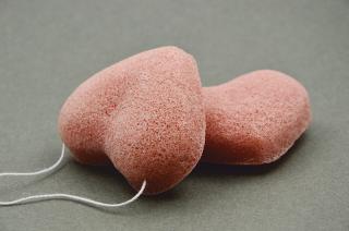 Konjaková houbička s růžovým jílem - srdce (Pro suchou a citlivou pleť)