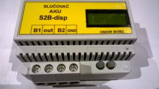 Slučovač dvou akumulátorů 12 V s LCD displejem