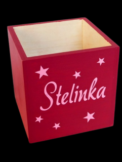 Dřevěný stojánek na pastelky červený/růžové písmo