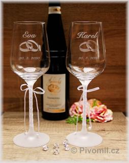 Svatební dar: víno + sklenice se jmény a prstýnky (Svatební víno a sklenice se jmény v dárkové krabici)