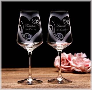 Svatební sklenice HEART na víno se jmény a datem
