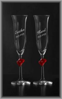 Svatební skleničky se srdíčky na stopce (Svatební dárek sklenky na sekt se jmény a datem)