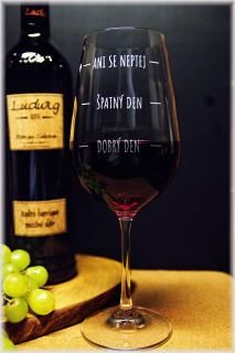Velká sklenice na víno Dobrý den (Sklenice na víno 3 rysky podle nálady 550 ml)