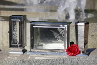 Hřbitovní fotoskříňka velká s malou lampou a vázou