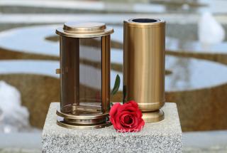 Hřbitovní lampa a váza bronzový odstín