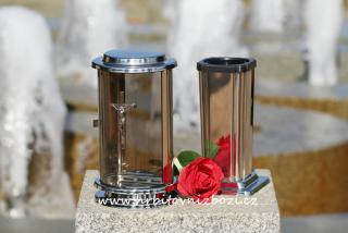 Hřbitovní lampa a váza s Kristem