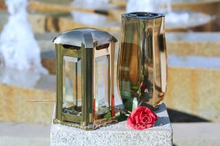 Hřbitovní lampa a váza zlatá na hrob 01m1