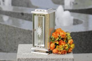 Hřbitovní lampa s ornamentem