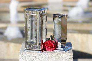 Hřbitovní lampa zdobená kruhy s vázou malou