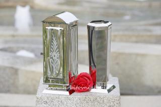 Hřbitovní lampa zdobená s vázou konickou