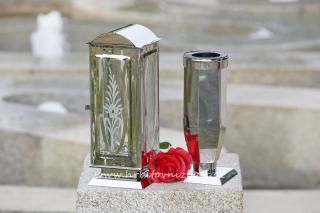 Hřbitovní lampa zdobená s vázou zaoblenou