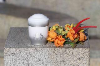 Urna hliníková mini stříbrno bílá s růží