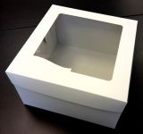 Dortová krabice bílá čtvercová s okénkem (31,7 x 31,7 x 19,5 cm)  (NEPOSÍLÁME V BALÍCÍCH.)