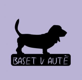 Baset v autě - možno jméno ZDARMA (samolepka basset hound)