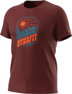 Triko Dynafit Graphic Cotton S/S TEE syrah/badge 2023 Velikost: L, Barva: cihlová