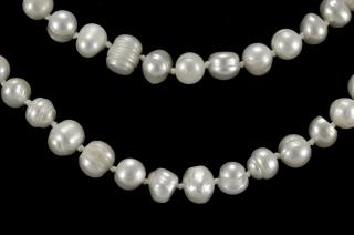 Dlouhý náhrdelník z bílých sladkovodních perel typu baroko, provazovaný, délka cca 110 cm (PB380D)
