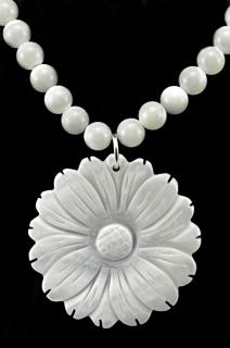 Náhrdelník v boho stylu z mléčné perleti QA s přívěskem ve tvaru květu sedmikrásky, stříbro Ag 925/1000 (PE4114S)