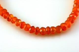 Náhrdelník z broušeného karneolu QA, čočky cca 3 x 4-5 mm, stříbro Ag 925/1000 (KA270B)