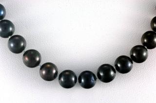 Náhrdelník z velkých černých sladkovodních perel, provazovaný, cca 13 mm (PC4537S)