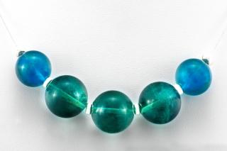 Originální náhrdelník na lanku z modrého až modrozeleného fluoritu QA, kuličky cca 14 a 15 mm, stříbro Ag 925/1000, délka cca 46 cm, VZÁCNÝ,  symfonie modré v zelené  (FLM6055S)