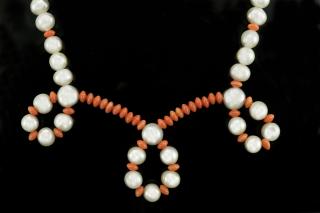 Originální náhrdelník v boho stylu z bílých perel a lososového korálu, stříbro Ag 925/1000  královna všech moří  (PK5150S) SLEVA 20%