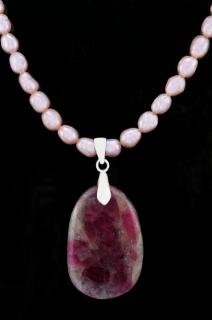 Originální náhrdelník z růžových sladkovodních perel s přívěskem z rubelitu, stříbro Ag 925/1000,  princezna lagunových jezer  (RBP6051S)