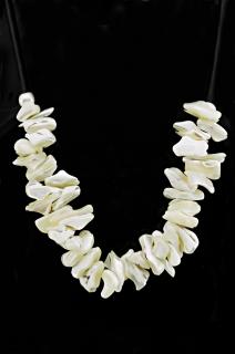Originální romantický náhrdelník v boho stylu z části bílých mušlí a bílých sladkovodních perel  mořská panna z Tyrhénského moře  (PM2420S)