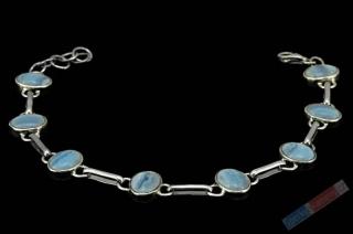 Originální stříbrný náramek (Ag 925/1000) s modrým chalcedonem QA, osm oválků o vel. cca 10 mm,  něha kvítků podléšek   (CHA1150NS)