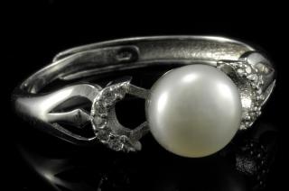 Stříbrný prsten (Ag 925/1000) s bílou perlou QA, vel. cca 8 mm (PB451R)