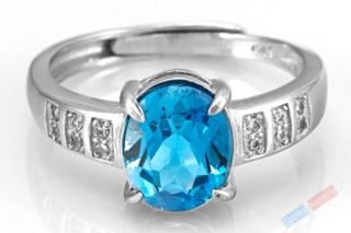 Stříbrný prsten (Ag 925/1000) s broušeným Swiss Blue topazem QAA, vel. kamene cca 10 x 8 mm (TP7866R)