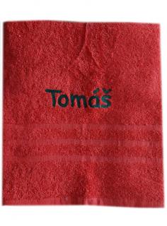 Červený ručník se jménem Tomáš