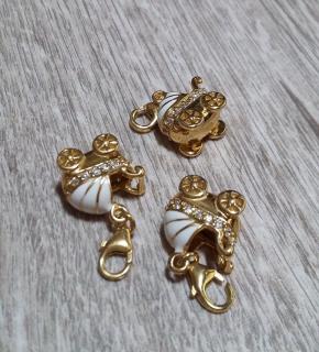 Přívěsek kočárek na karabině 2,4gr (Materiál pozlacené stříbro Ag 925/1000 likvidace skladu)