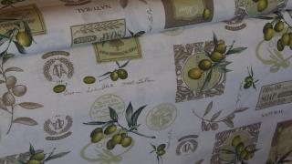 Olivy na bílé s etiketami
