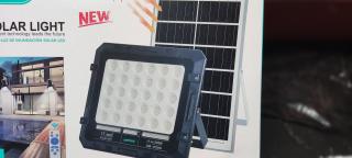 LED SMD reflektor 200 W s venkovním solárním panelem (LED SMD reflektor 200 W s venkovním solárním panelem )