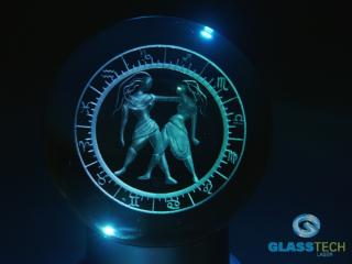 3D BLÍŽENCI ve skl. kouli 80mm (Laserované 3D znamení BLÍŽENCŮ v křišťálové kouli 80 mm)