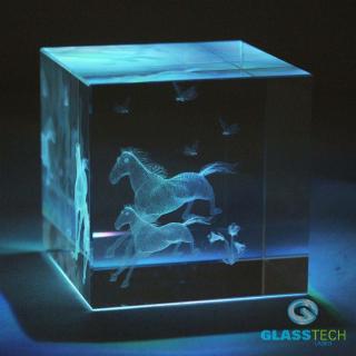 3D koníci ve skleněné krychli 60 mm (Laserovaný 3D koníci ve skleněné kostce 60 x 60 x 60 mm)