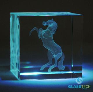 3D kůň ve skleněné krychli 60 mm (Laserovaný 3D kůň ve skleněné kostce 60 x 60 x 60 mm)