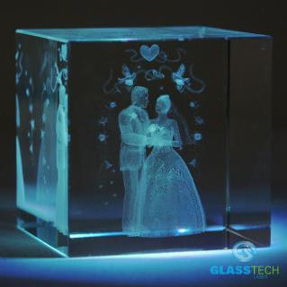 3D svatebčané ve skleněné krychli 60 mm (Laserovaný 3D ženich a nevěsta ve skleněné kostce 60 x 60 x 60 mm)
