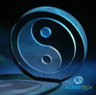 3D symbol JIN-JANG ve skl. těžítku (3D symbol Jin-Jang laserovaný ve skleněné plaketě o průměru 90 cm)