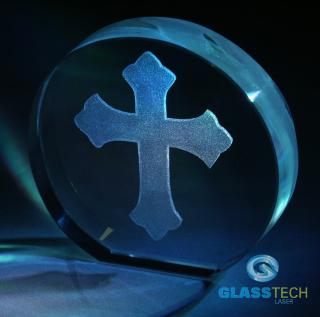 3D symbol KŘÍŽE ve skl. těžítku (3D symbol Kříže laserovaný ve skleněné plaketě o průměru 90 cm)