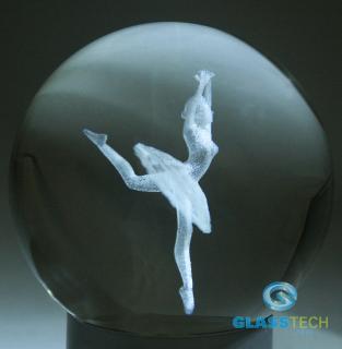 3D Tanečnice v kouli 100 mm  (Laserovaný 3D objekt v křišťálové kouli 100 mm - tanečnice)