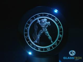 3D VODNÁŘ ve skl. kouli 80 mm (Laserované 3D znamení VODNÁŘE v křišťálové kouli 80 mm)